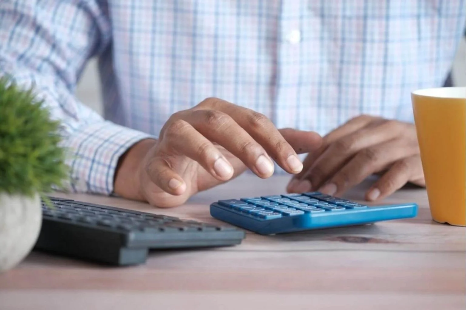 Homem calculando valor do estorno de compra